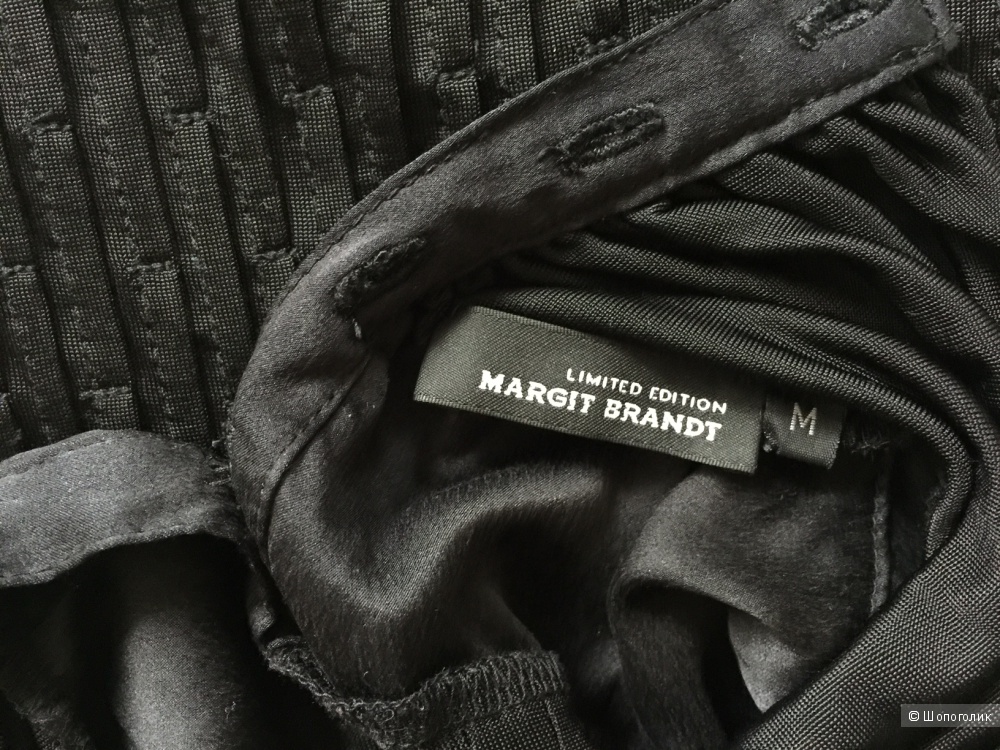 Супер черный топ с высокой горловиной на пуговицах марки Margint Brandt размер M