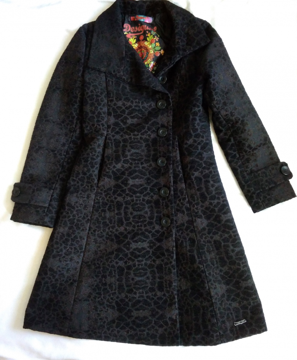 Очень женственное пальто Desigual р44