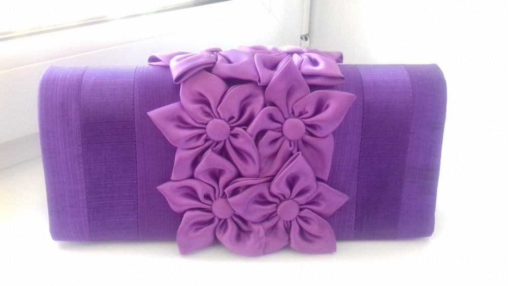 Фиолетовый клатч с цветами на цепочке или ремешке