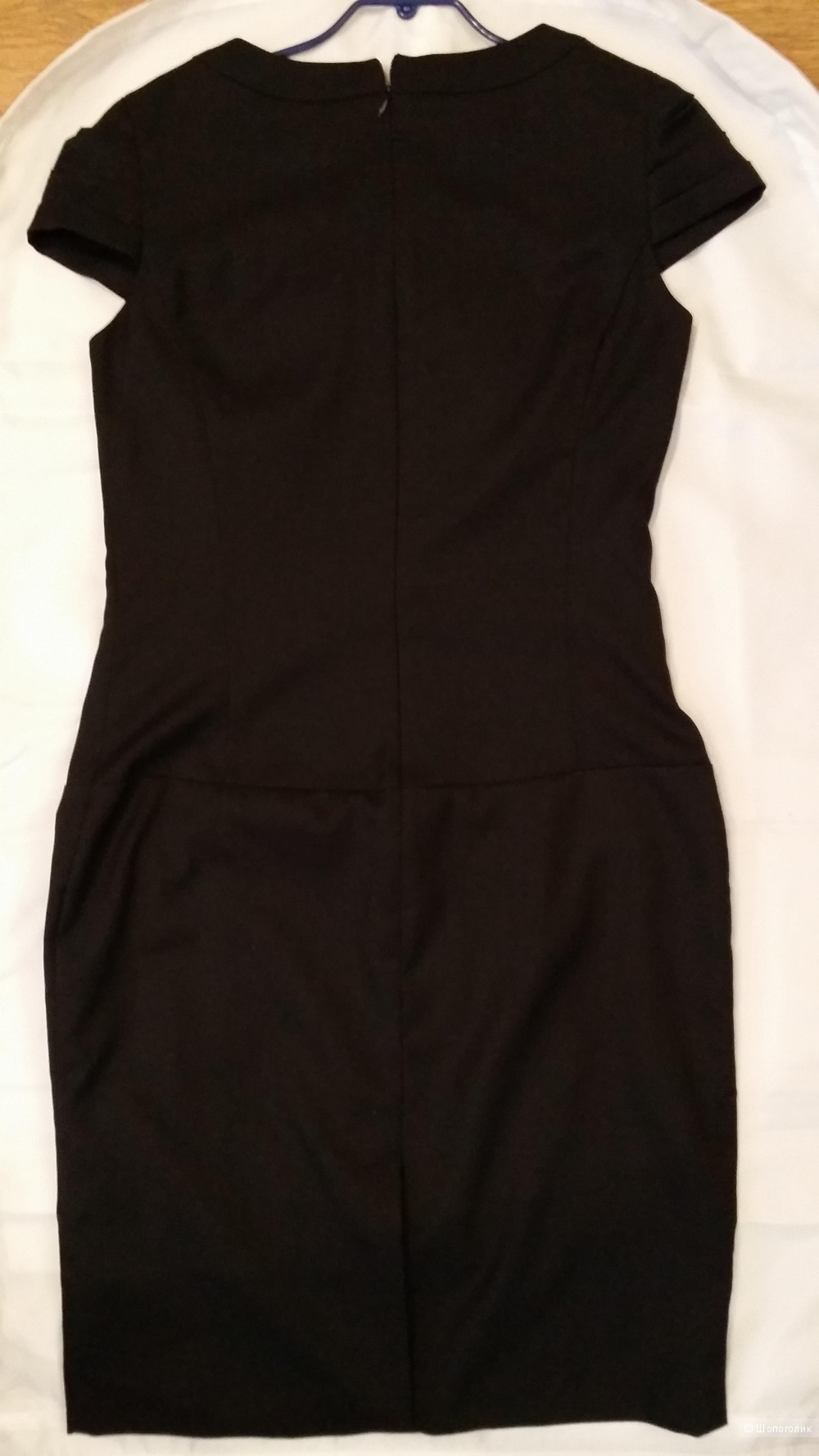 Элегантное маленькое черное платье ZARINA 46 размер с красивыми деталями.