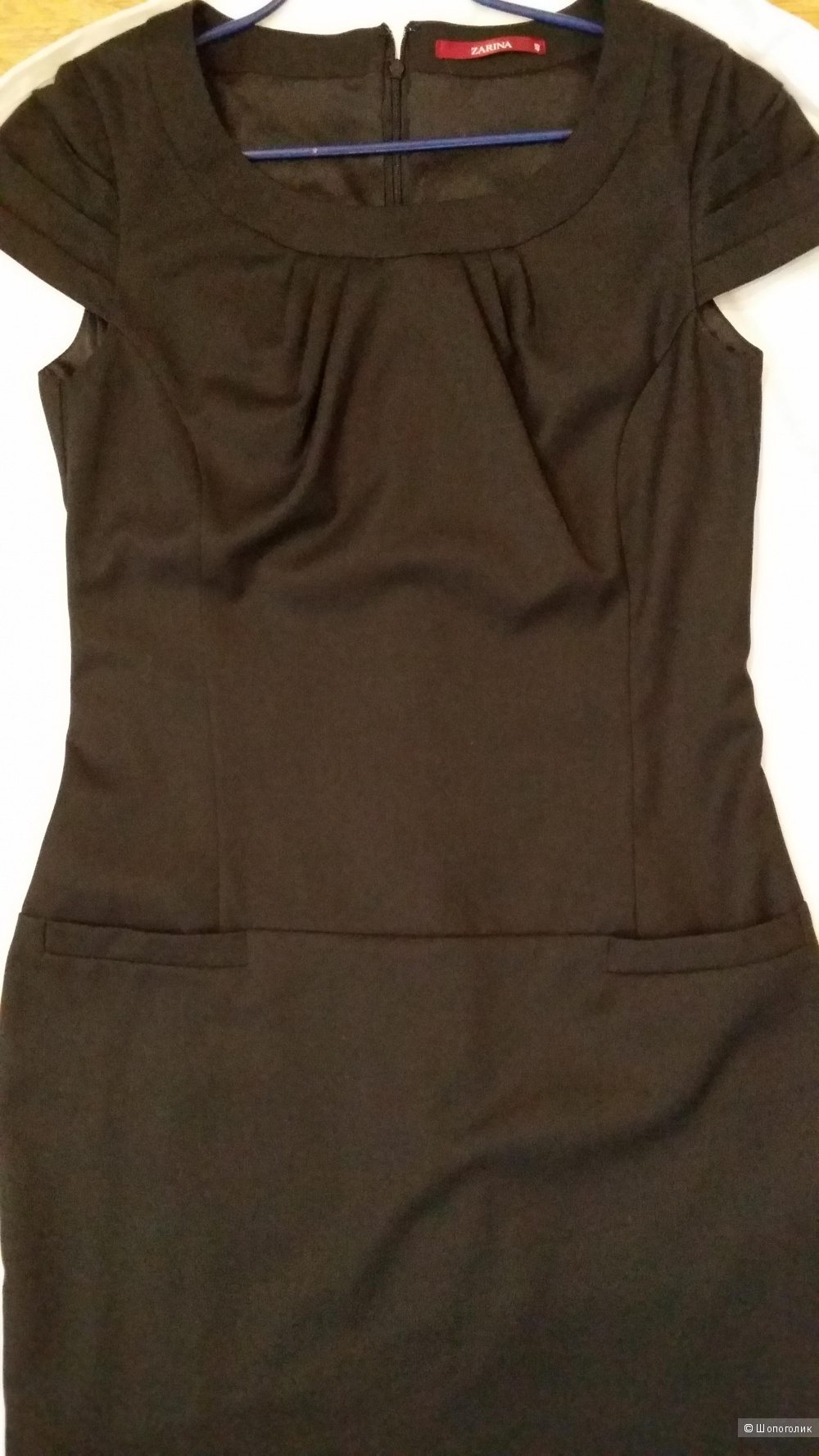 Элегантное маленькое черное платье ZARINA 46 размер с красивыми деталями.