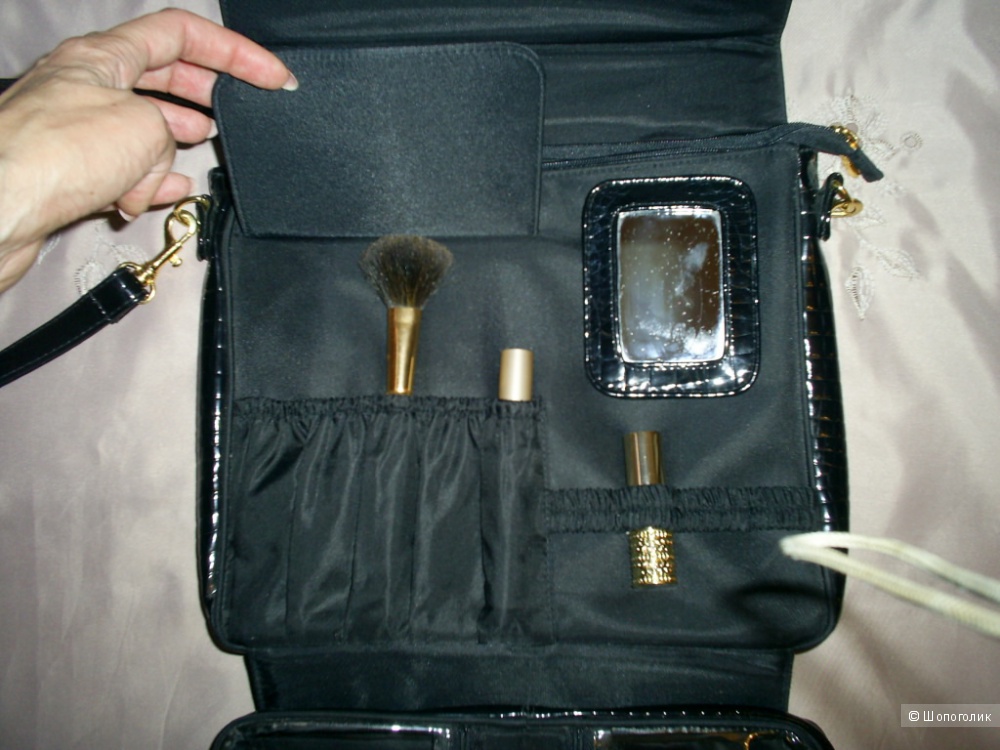 Черная лакированная сумочка от Estee Lauder.