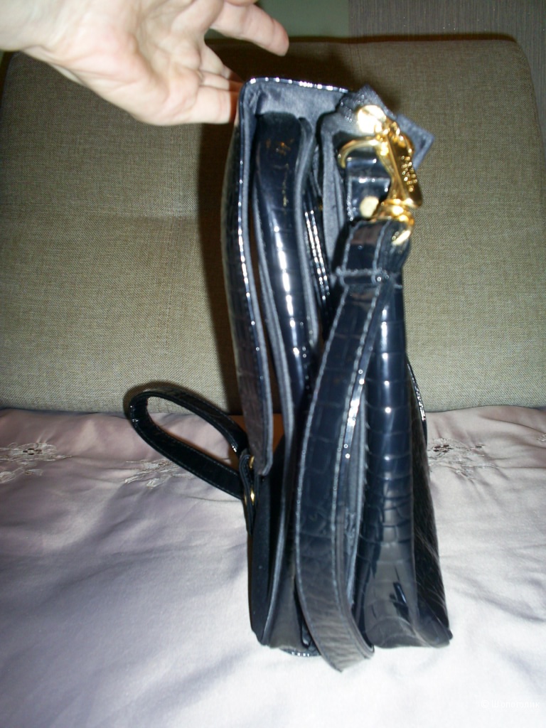 Черная лакированная сумочка от Estee Lauder.