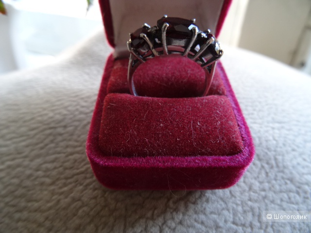 Серебряное кольцо с гранатом и фианитами, размер 18,0, б/у