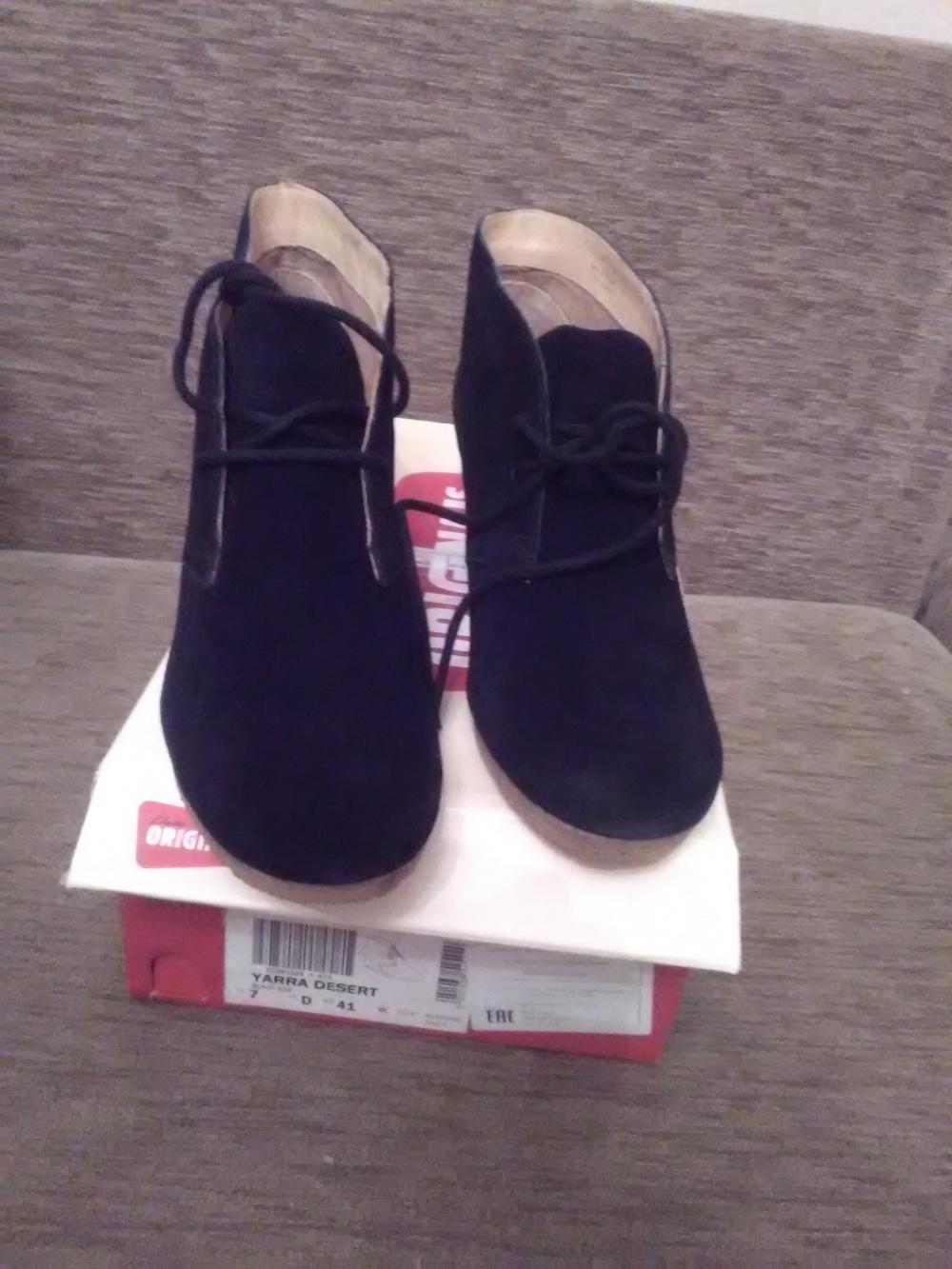 Новые замшевые ботинки Clarks Originals 41 р. Черный цвет.