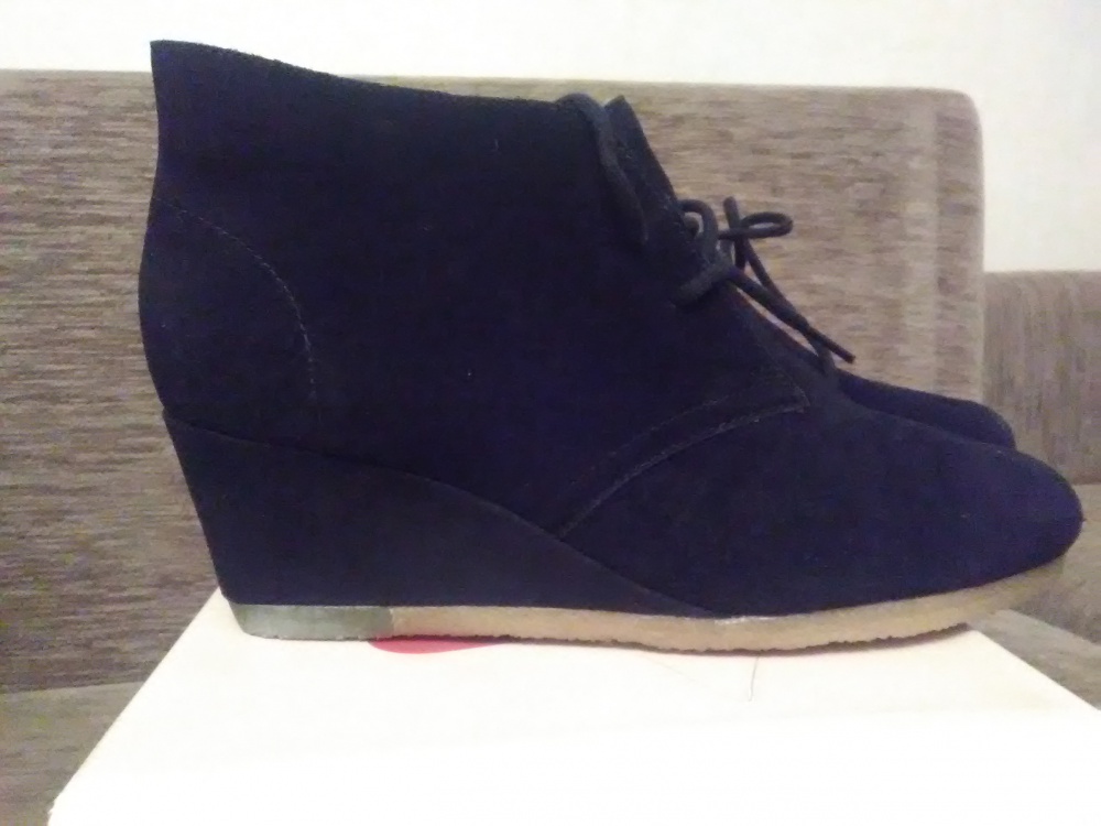 Новые замшевые ботинки Clarks Originals 41 р. Черный цвет.