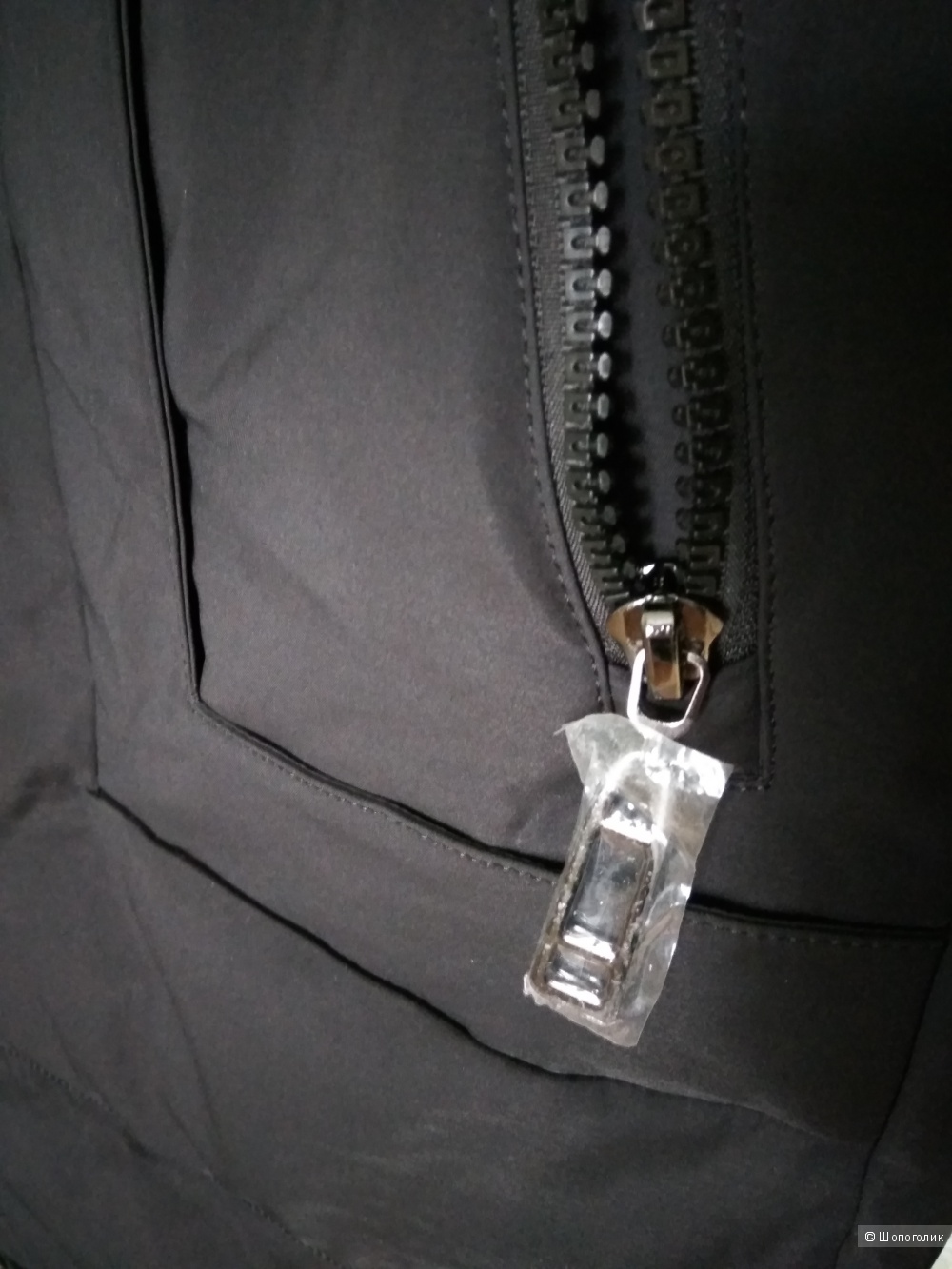 Зимняя куртка черного цвета, длиной ниже колен.