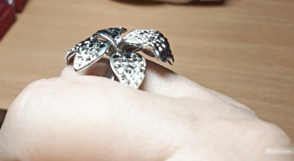 Серебряное кольцо 925 проба со вставками Сваровски