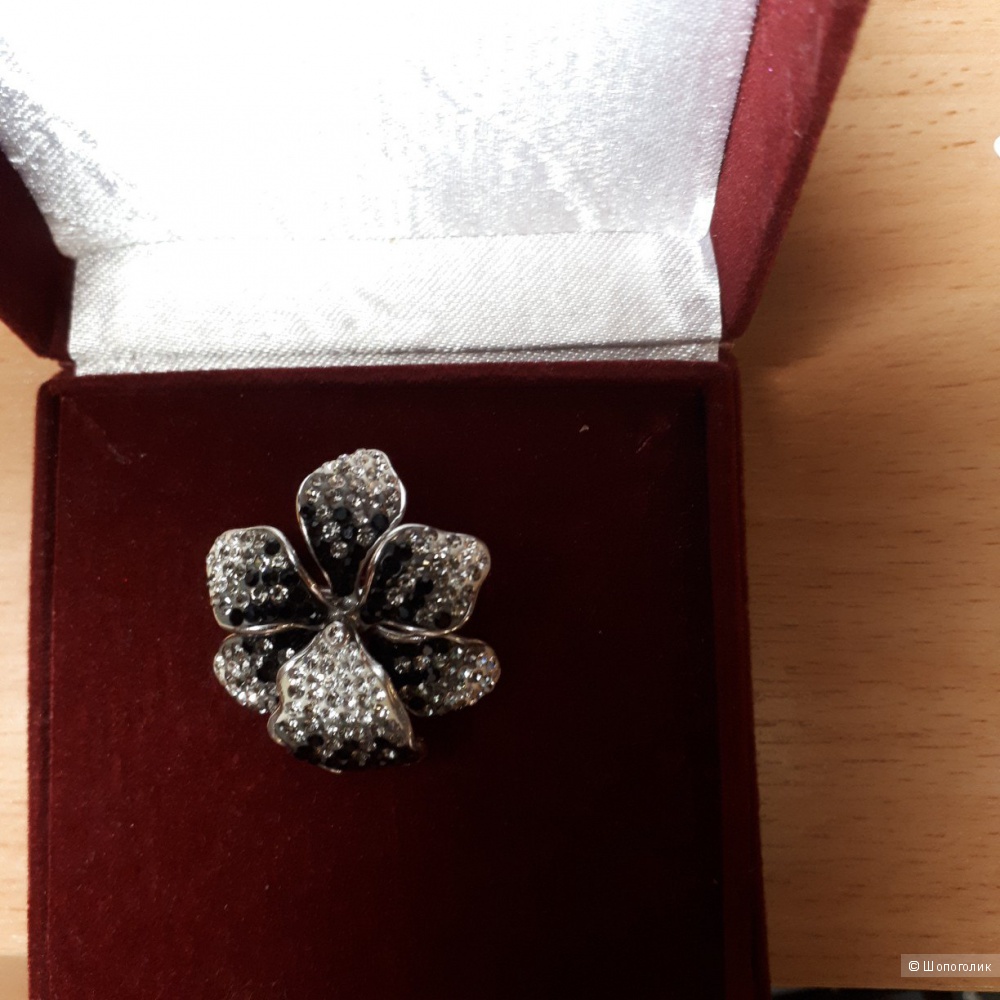 Серебряное кольцо  925 проба со вставками Сваровски
