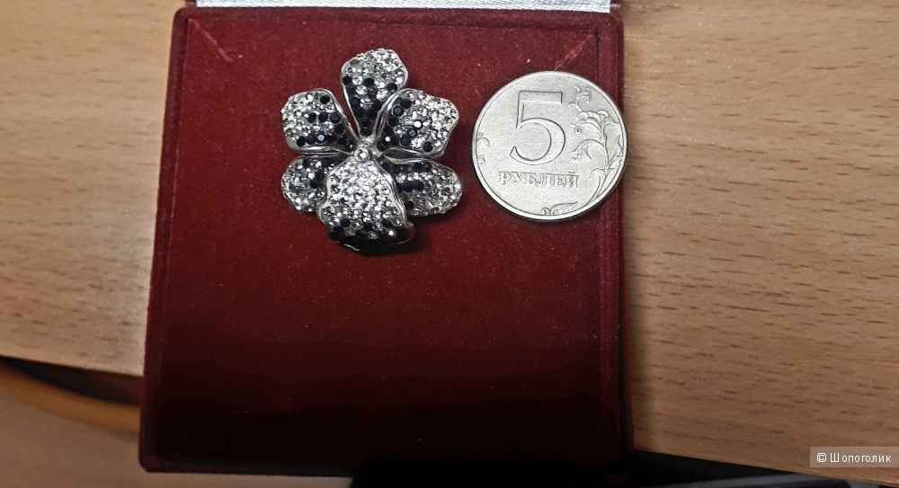 Серебряное кольцо 925 проба со вставками Сваровски