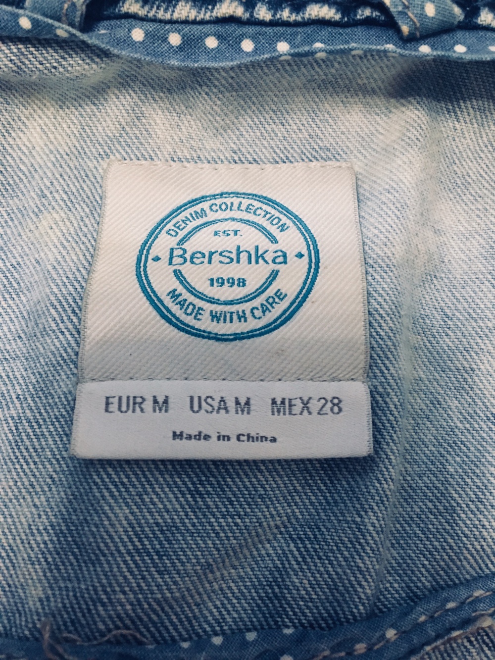 Джинсовая жилетка с вышивкой bershka, размер S-M.