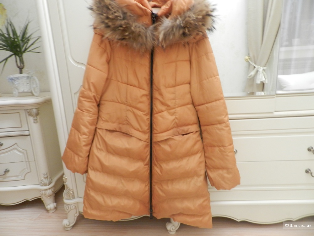 Пальто Vaggon Paris  с мехом енота размер 44