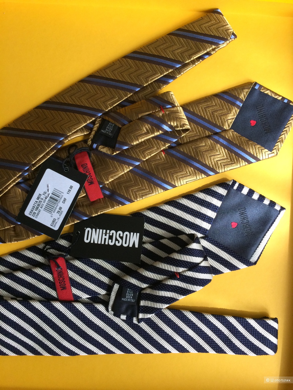Два галстука Moschino