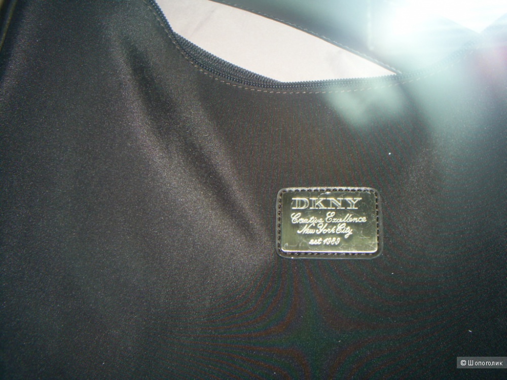 Сумка от DKNY.