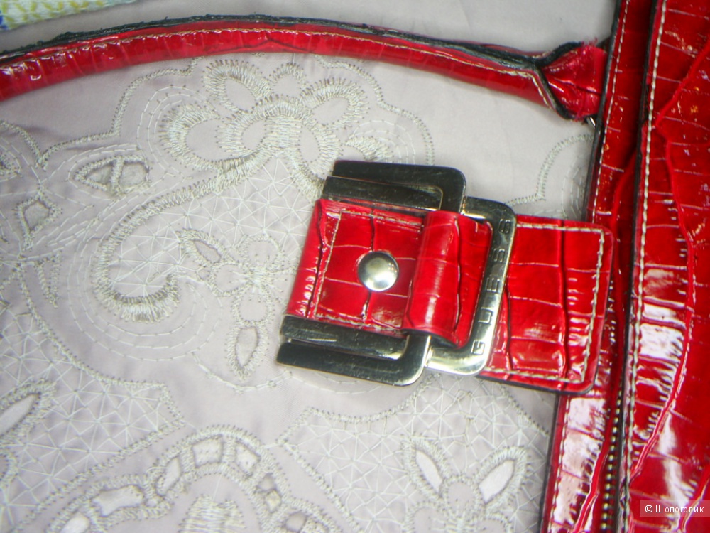 Сумка Guess.