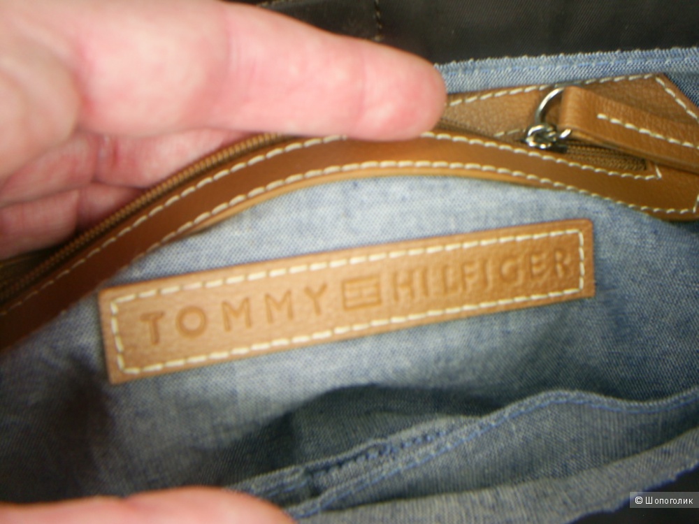 Сумка от Tommy Hilfiger.