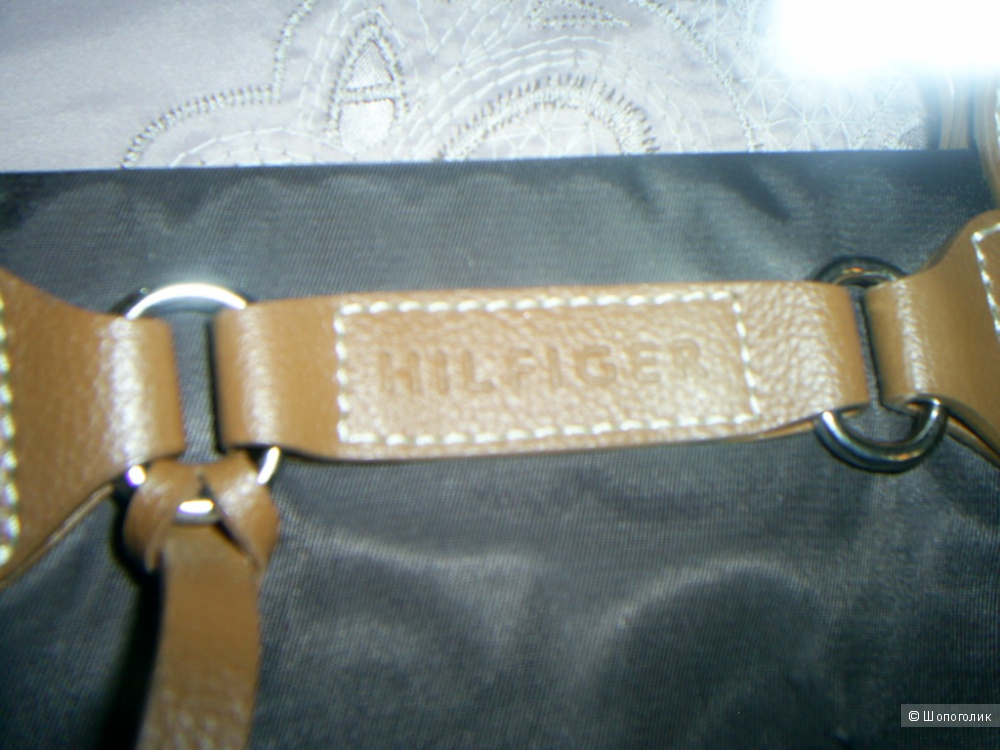 Сумка от Tommy Hilfiger.