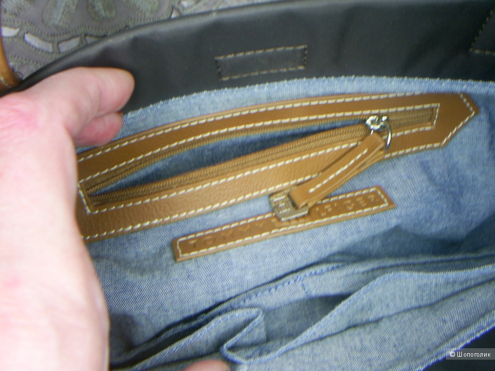 Сумка от Tommy Hilfiger.