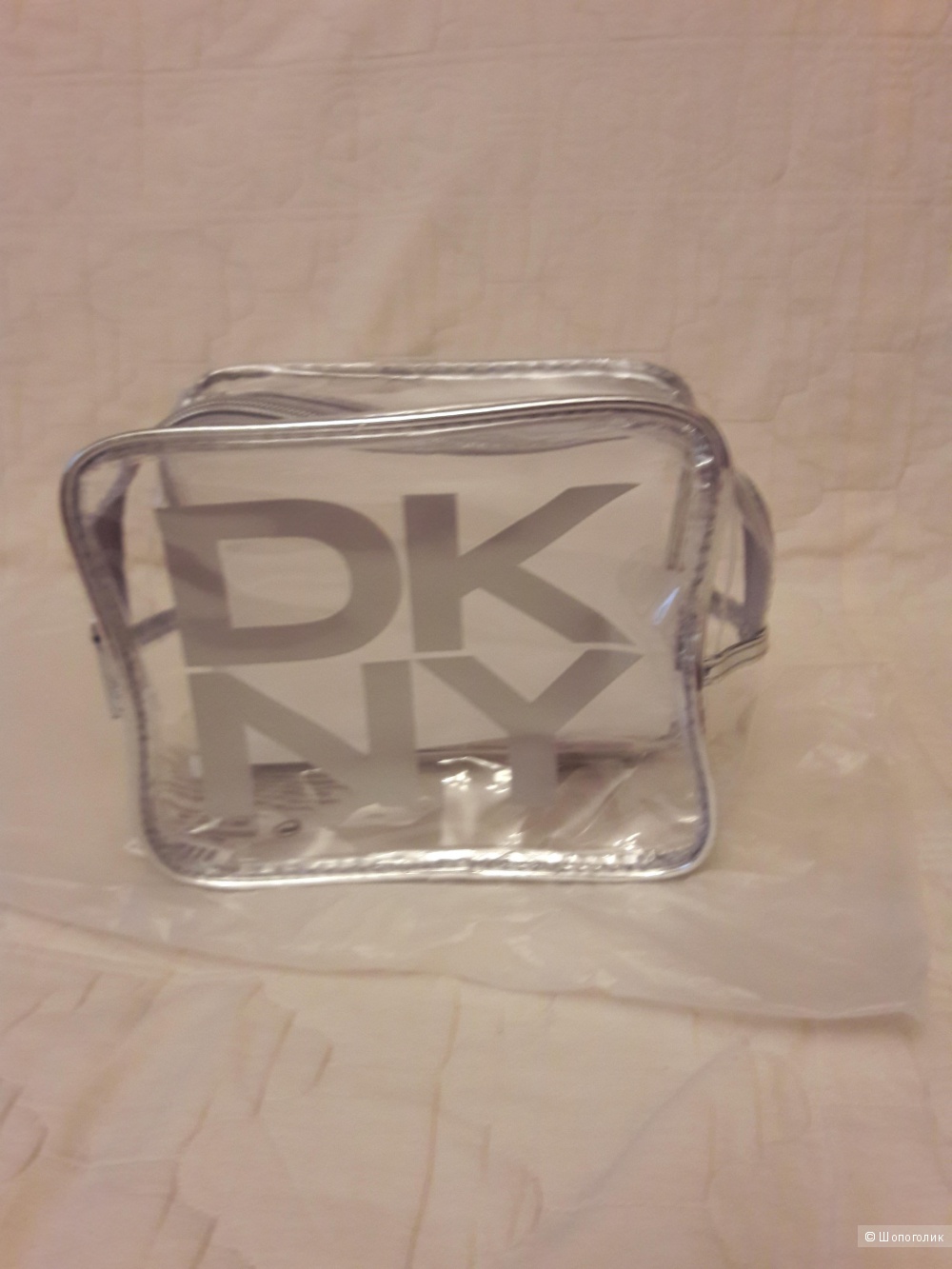 DKNY: прозрачная косметичка
