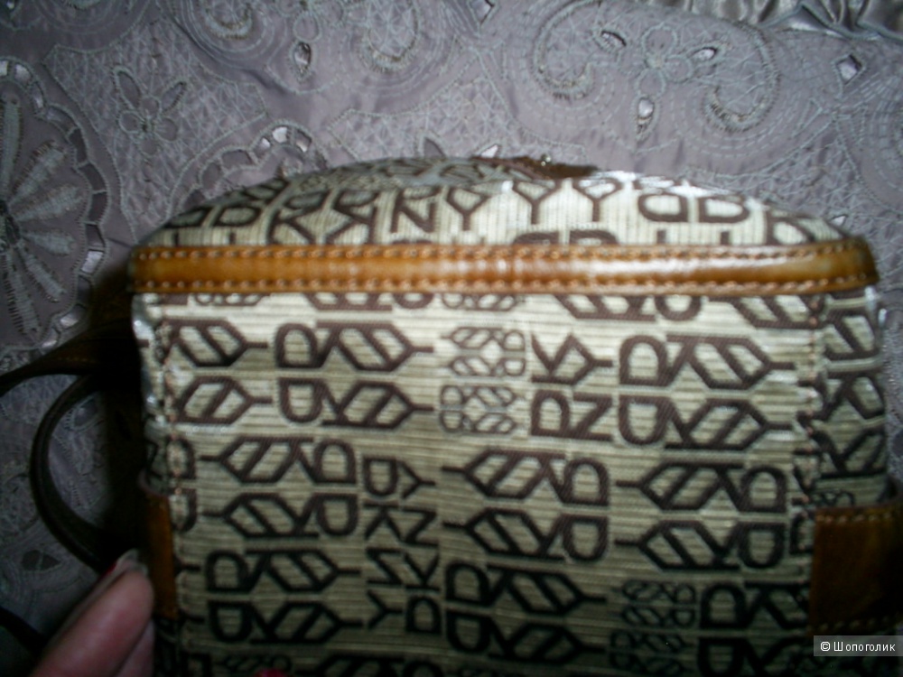 Сумка от DKNY.
