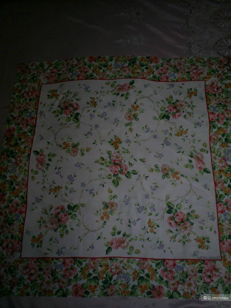 Платок от Laura Ashley. 86-86 см.