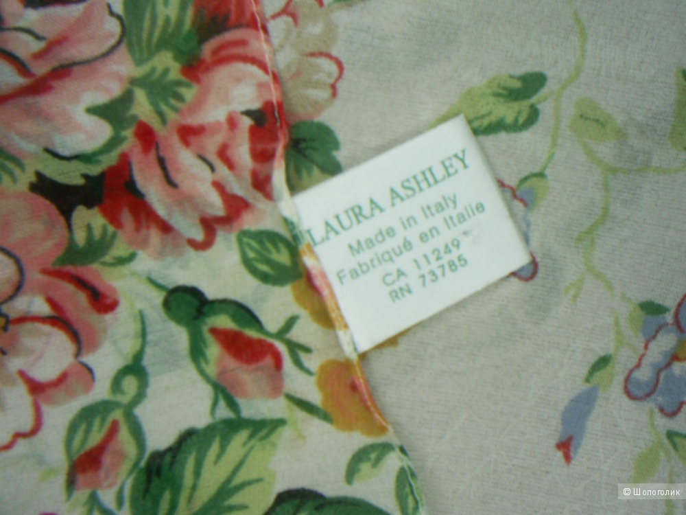 Платок от Laura Ashley. 86-86 см.