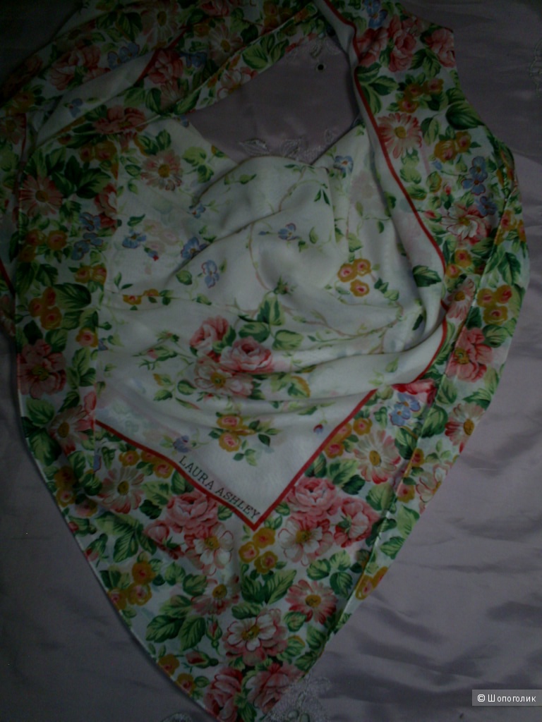 Платок от Laura Ashley. 86-86 см.