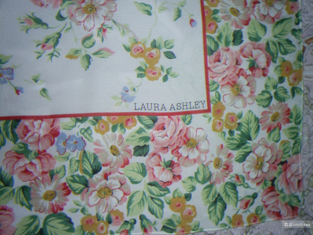 Платок от Laura Ashley. 86-86 см.