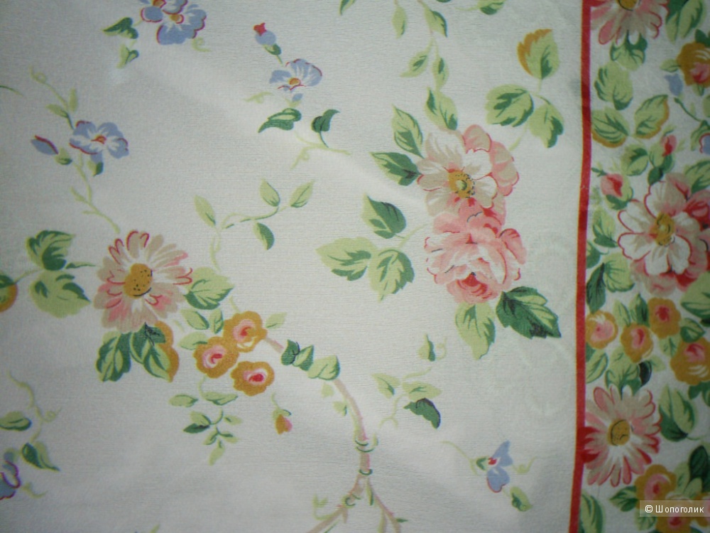 Платок от Laura Ashley. 86-86 см.