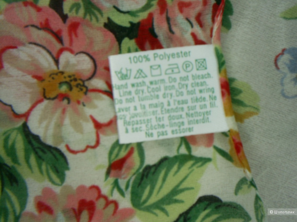 Платок от Laura Ashley. 86-86 см.