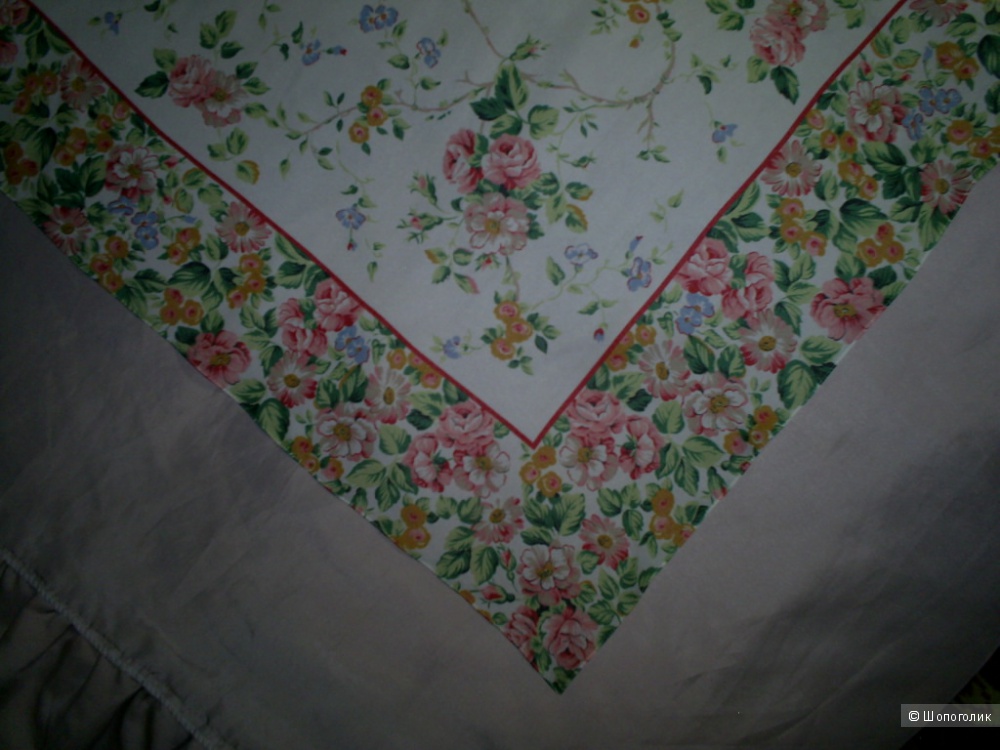 Платок от Laura Ashley. 86-86 см.