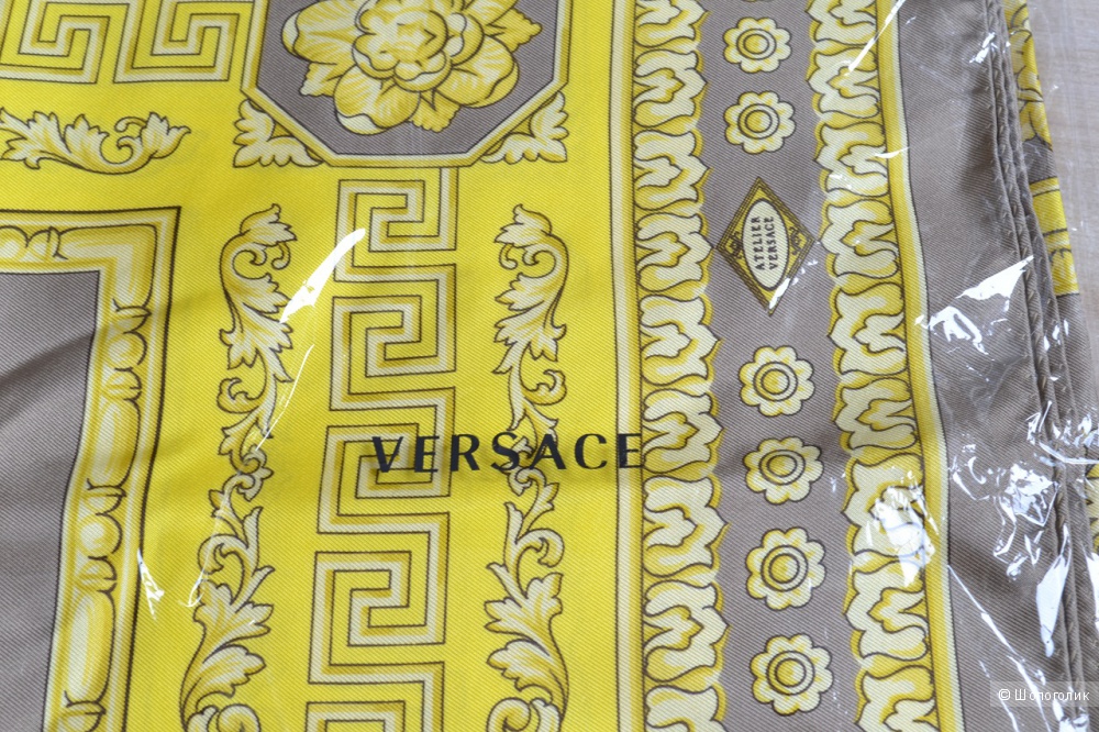 Платок - Шарф Versace. Размер Около 90х90.