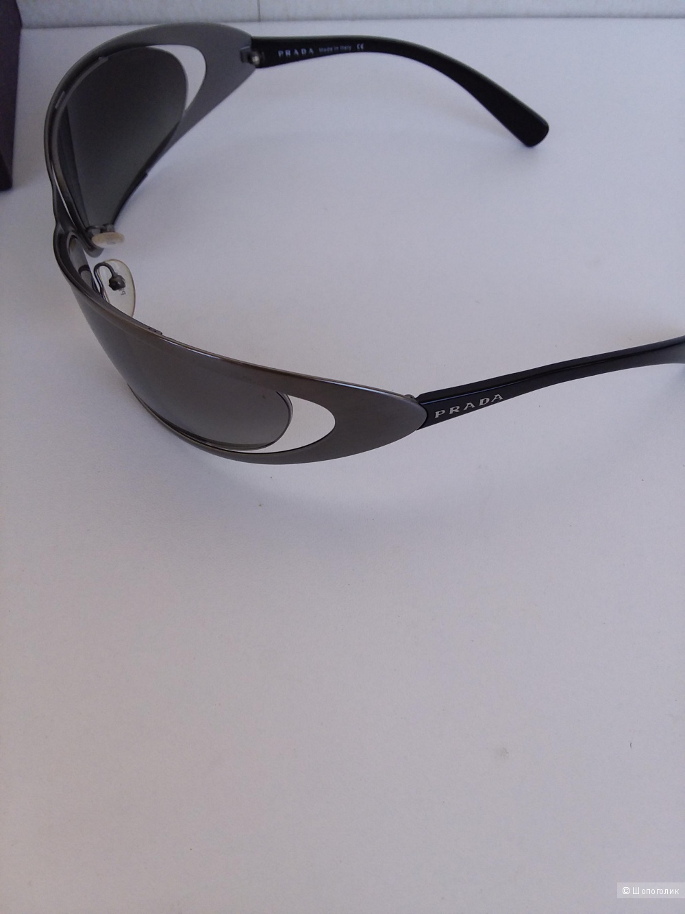 Женские солнцезащитные очки Prada