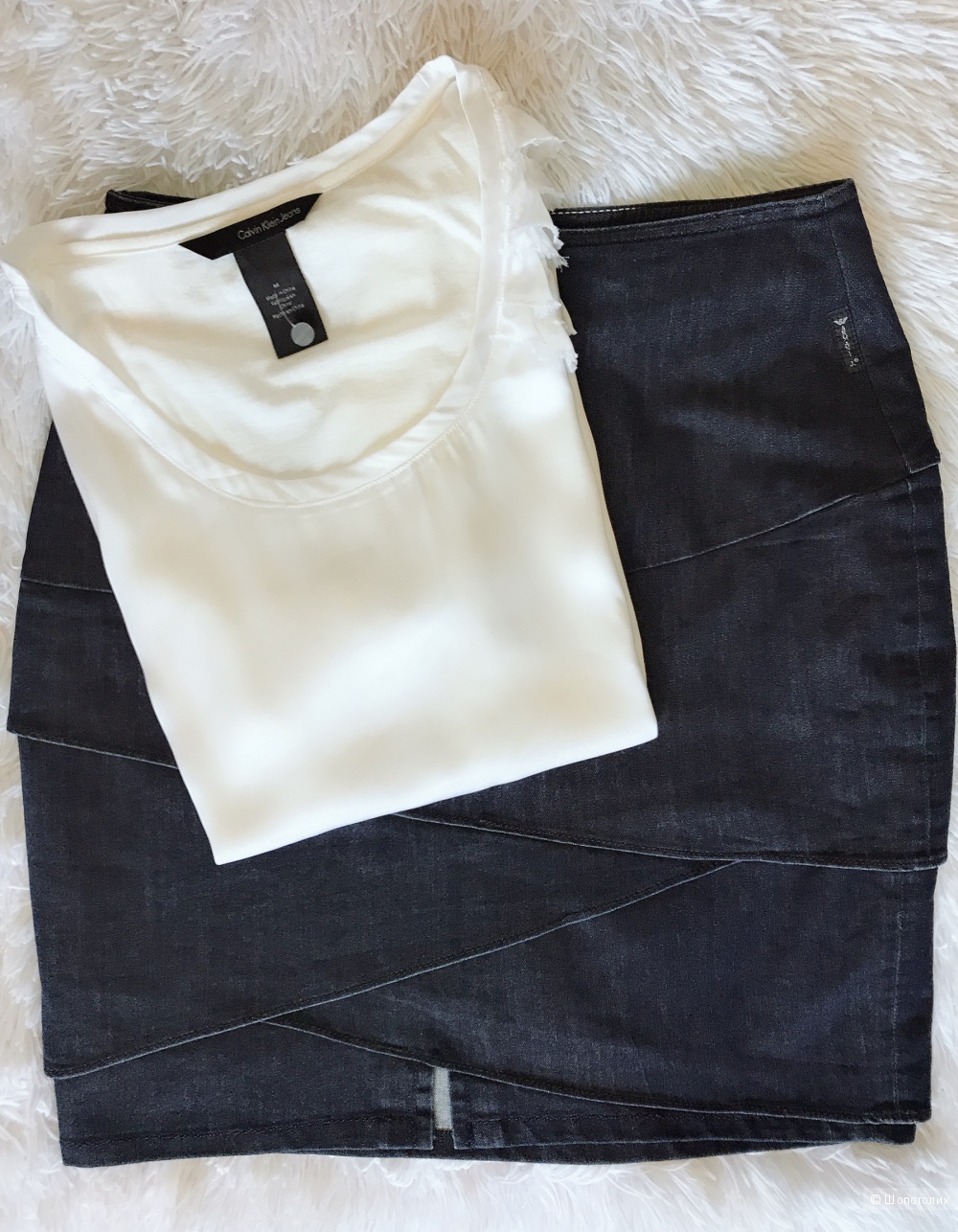 Юбка Armani Jeans, футболка Calvin Klein 46
