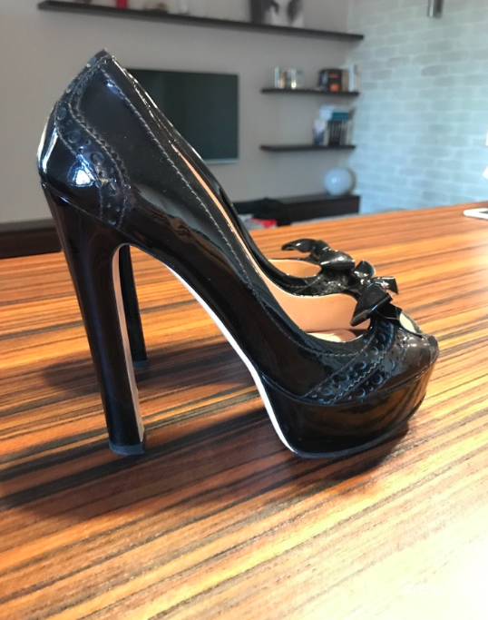 Лаковые кожаные туфли Miu Miu 38 размера