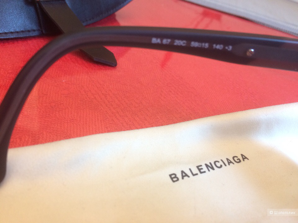 Солнцезащитные очки BALENCIAGA.