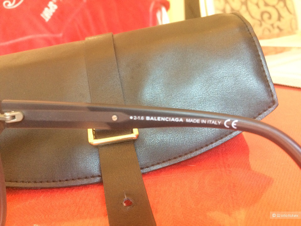 Солнцезащитные очки BALENCIAGA.