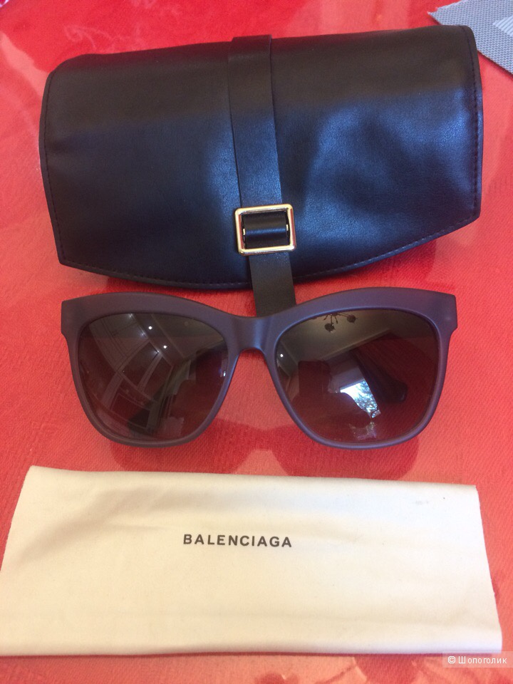 Солнцезащитные очки BALENCIAGA.