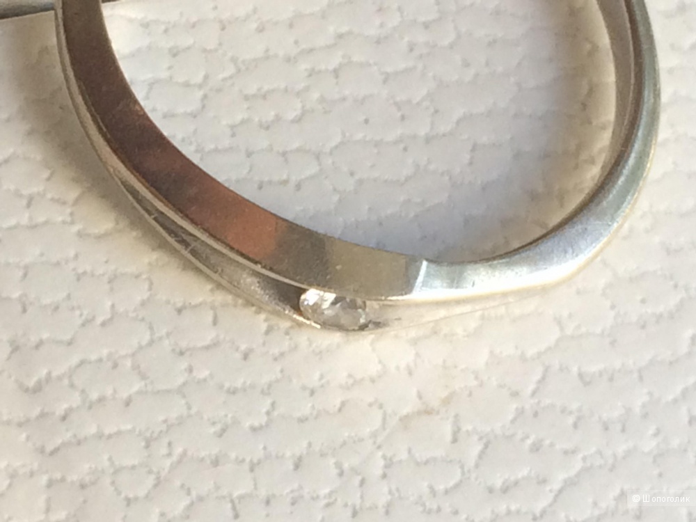 Кольцо из белого золота с бриллиантом 17 размера.