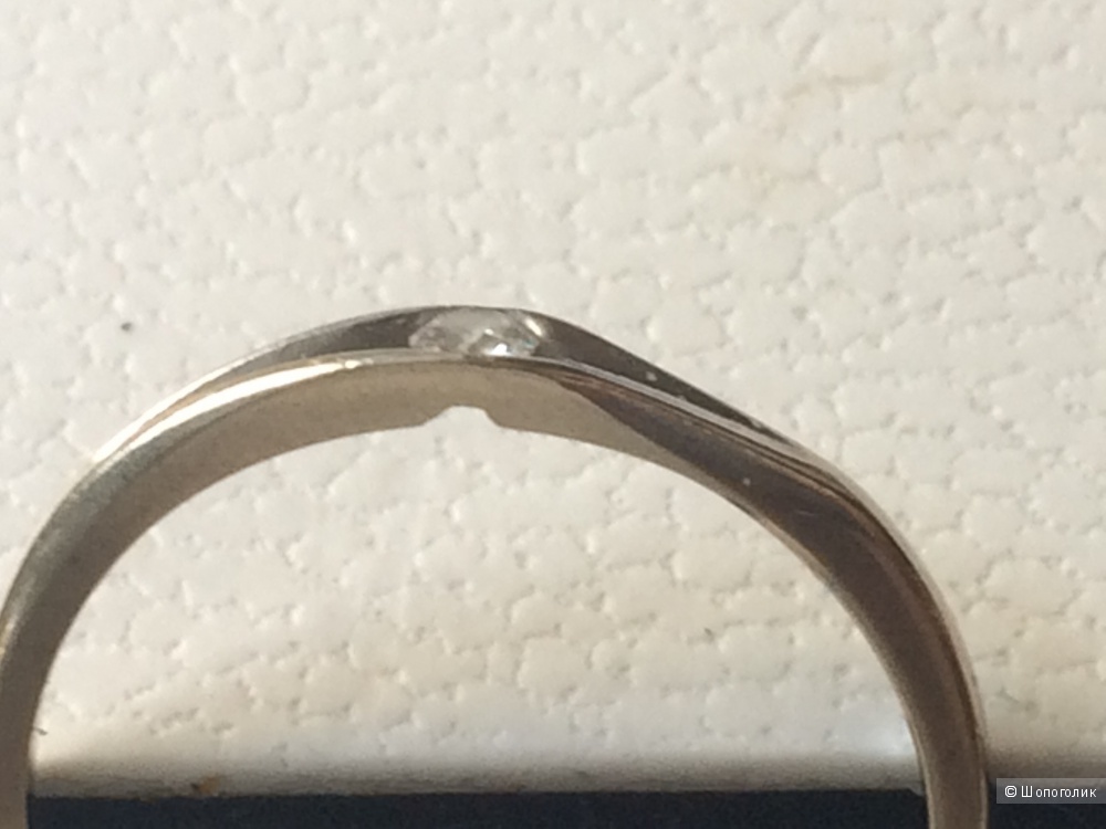 Кольцо из белого золота с бриллиантом 17 размера.