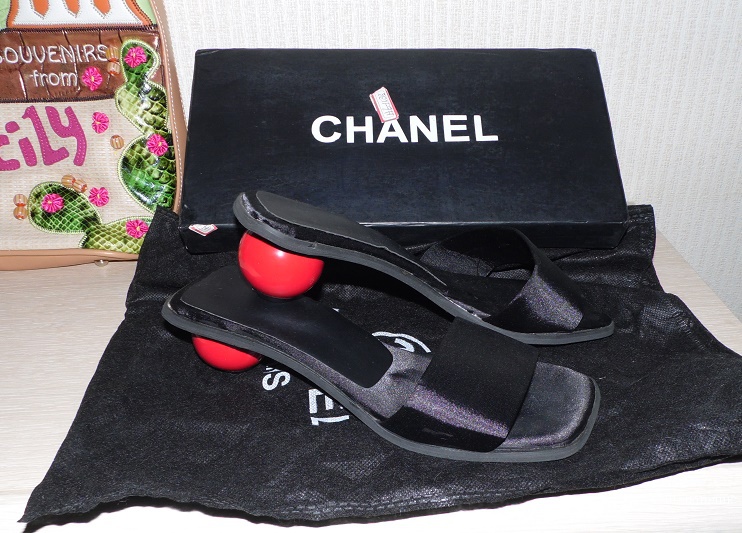 Шлепки Chanel . 37,5-38 размер.