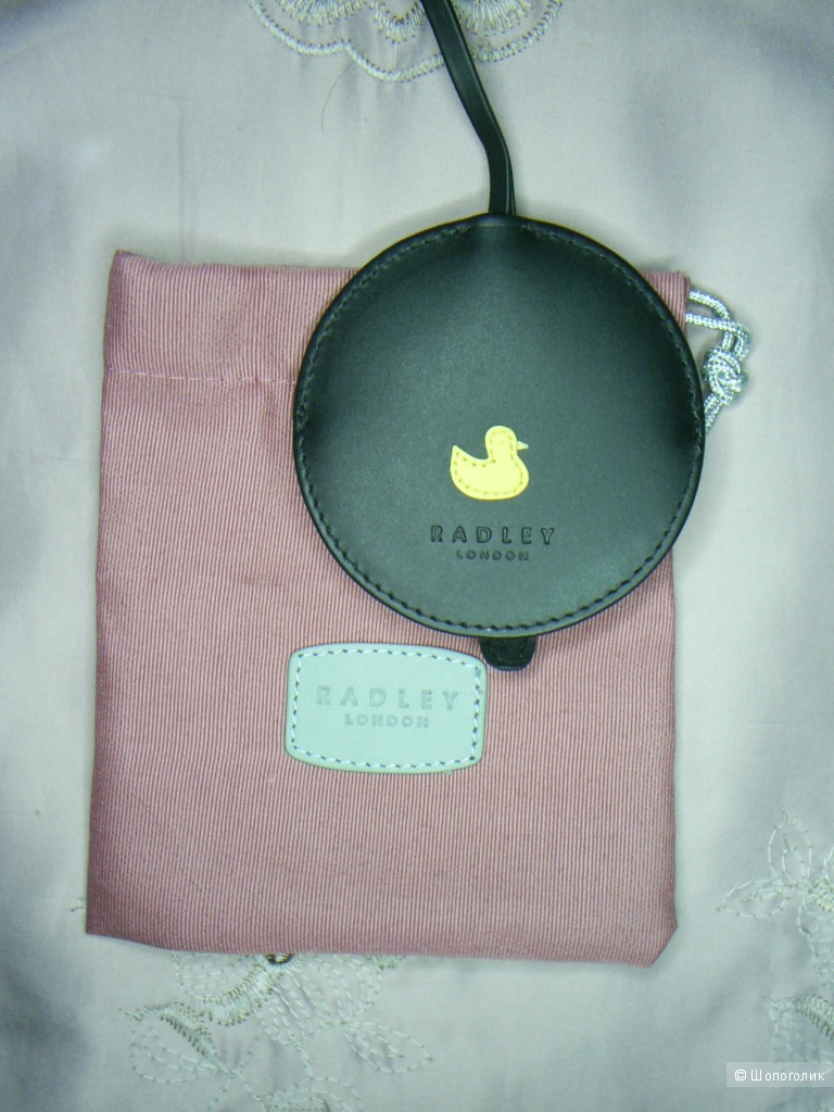 Зеркало-брелок от Radley диаметр-8 см.