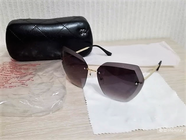 Солнцезащитные очки Chanel .