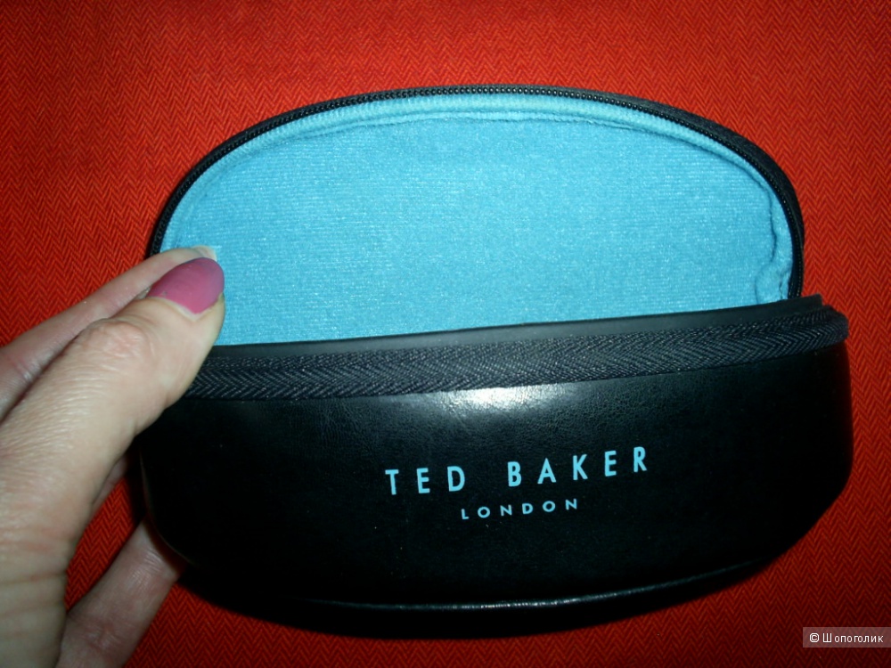Футляр для очков от Ted Baker.