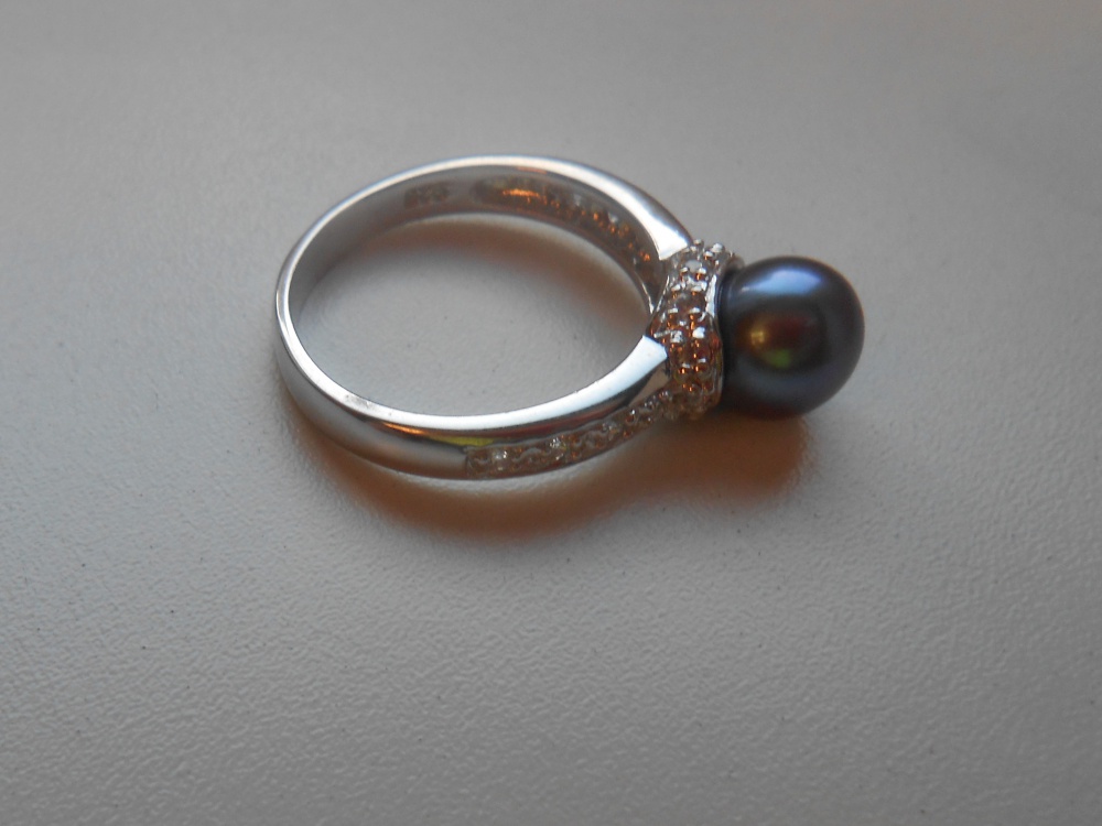 Серебряное кольцо с черным жемчугом  р.17