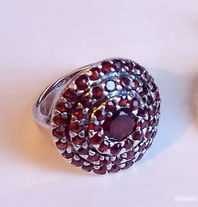 Серебряное кольцо с гранатами (17,5 размер)