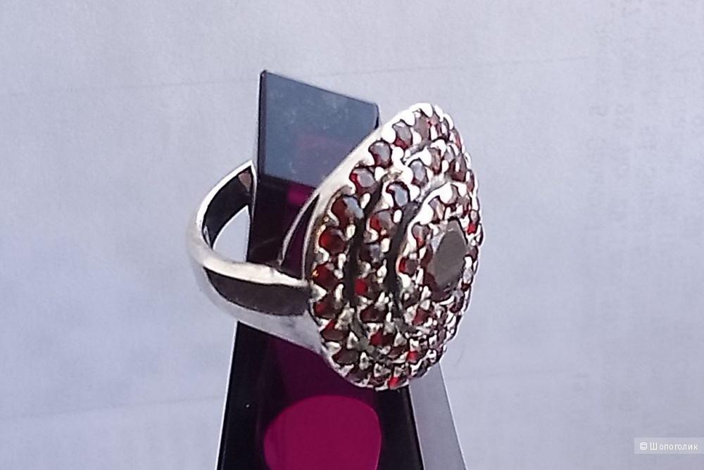 Серебряное кольцо с гранатами (17,5 размер)