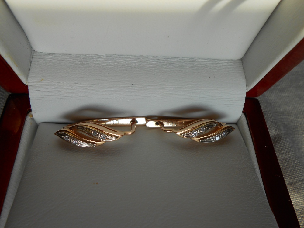 Золотые серьги с 8 бриллиантами , 2 см.