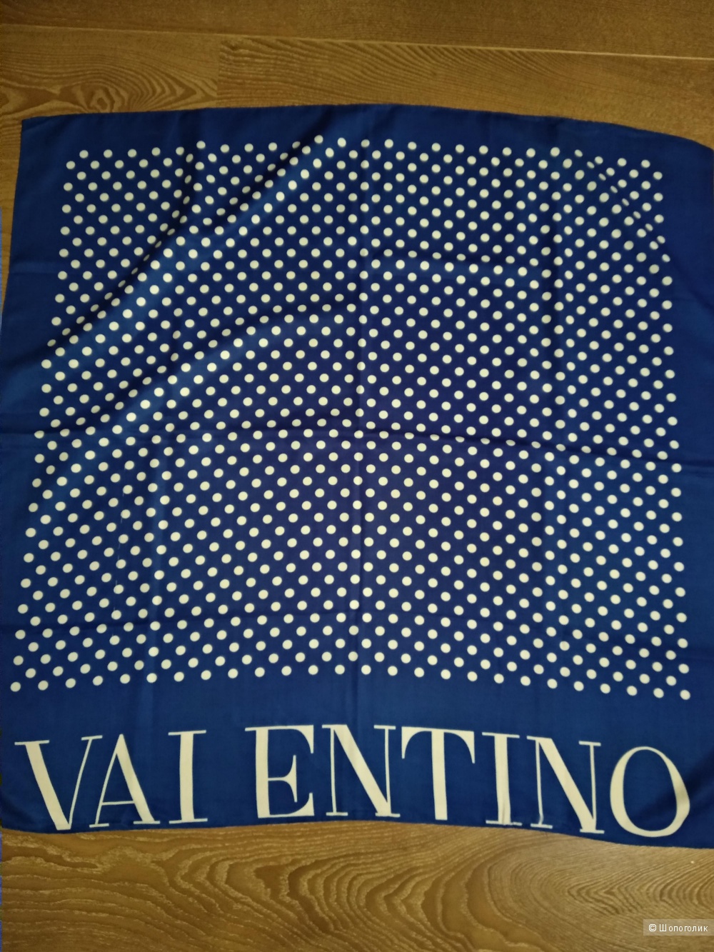 Платок Valentino, размер 88 х 88 см.