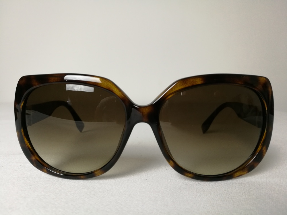 Солнцезащитные очки Fendi.